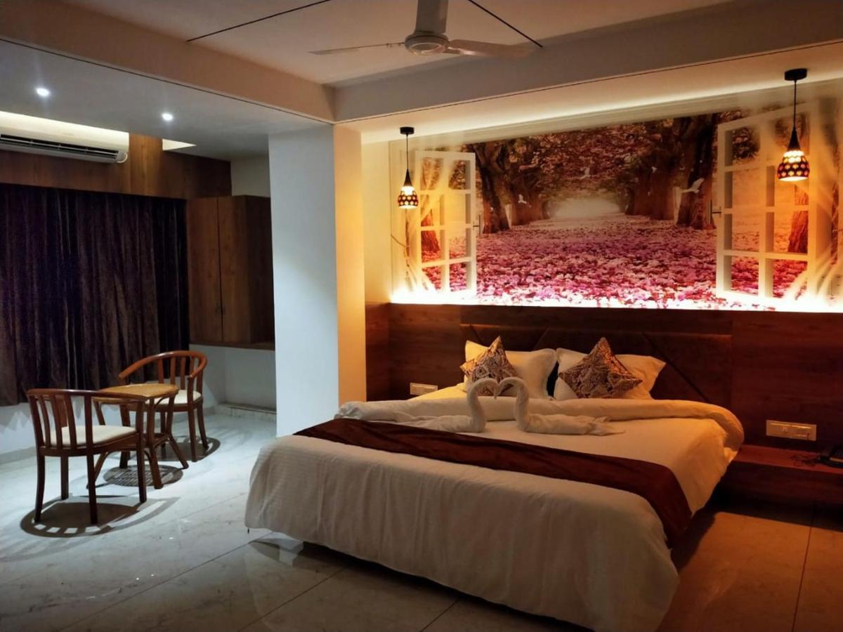 Hotel The Grand Piano - Best Business Hotel In Patan Exteriör bild