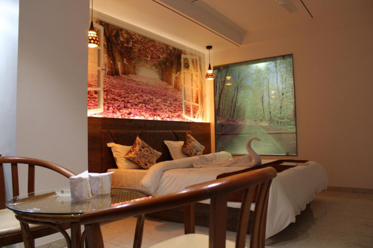Hotel The Grand Piano - Best Business Hotel In Patan Exteriör bild