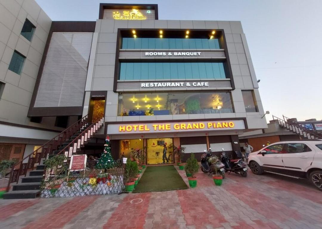 Hotel The Grand Piano - Best Business Hotel In Patan Exteriör bild